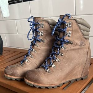Sorel Wedge Carly Boots. Sz8. Taupe color.